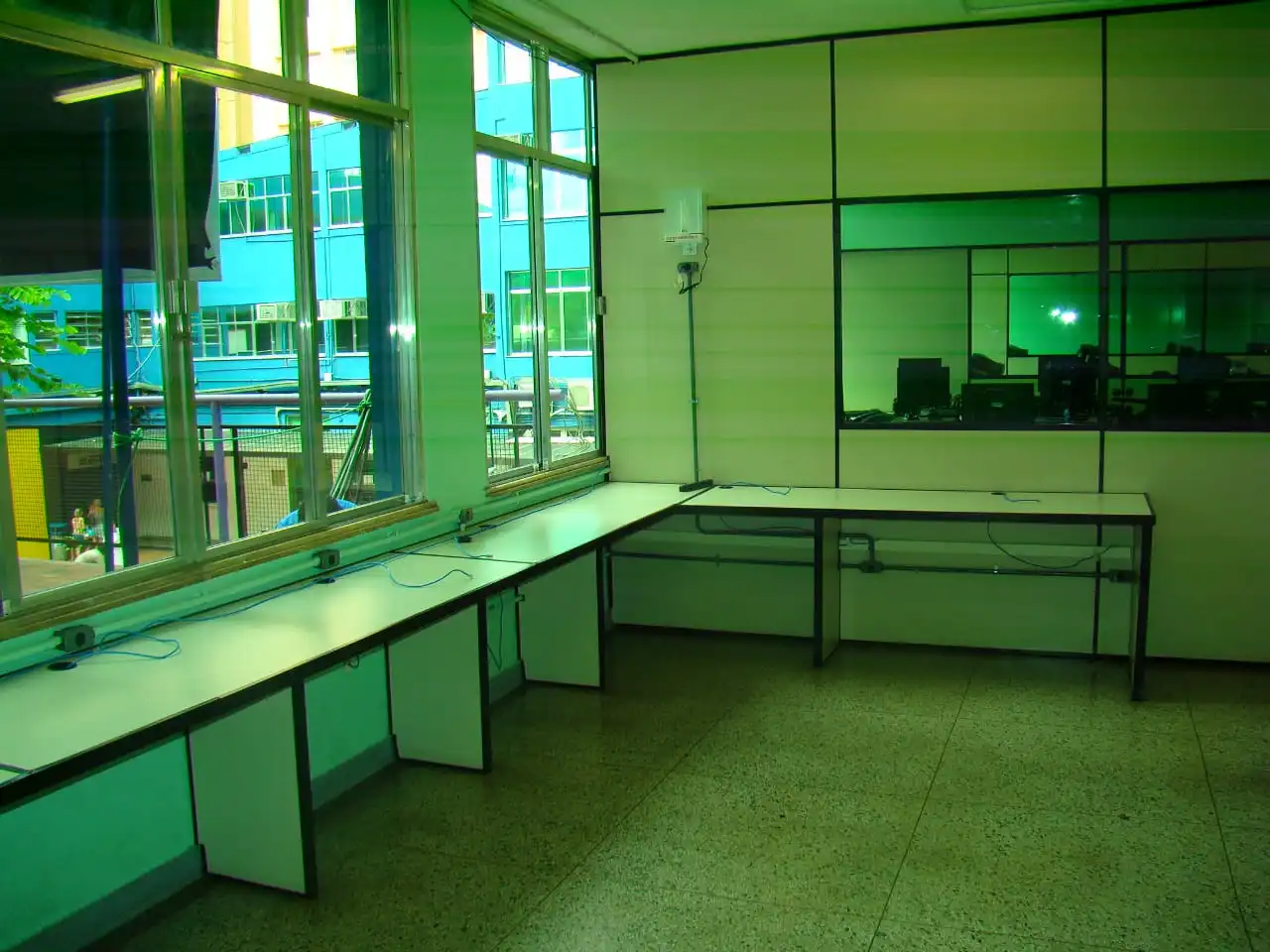 Projeto com biombos para estacoes de trabalho